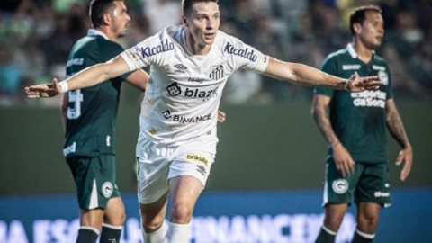 O Santos venceu por 1x0, com gol de Julio Furch no final da segunda etapa - Imagem: Reprodução/Instagram @santosfc