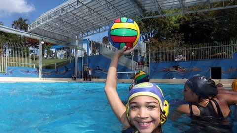 Piscina revitalizada pode ser utilizada durante todo o ano por moradores de todas as idades - Imagem: Divulgação / SECOM - SP