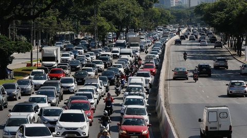 Trânsito na Avenida Tiradentes - Imagem: Reprodução / Agência Brasil / Fernando Frazão
