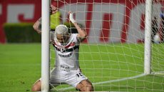 Gol perdido pelo Luciano no duelo contra a LDU - Foto: (Nelson Almeida)/ AFP/ Reprodução/ Estadão