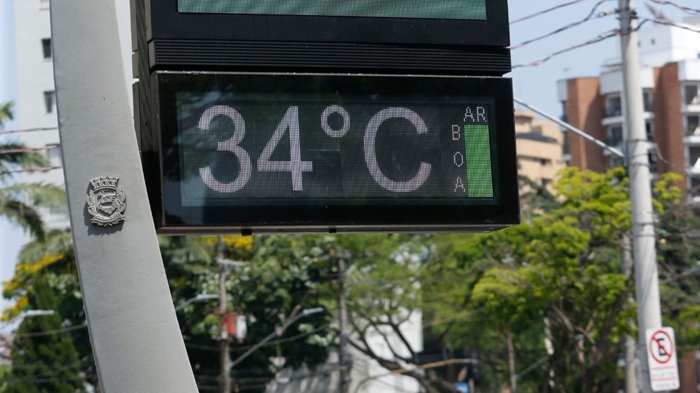 A cidade enfrenta a sétima onda de calor do ano, levando a Defesa Civil a emitir alerta sobre altas temperaturas e baixa umidade - Imagem: Reprodução / Paulo Pinto / Agência Brasil