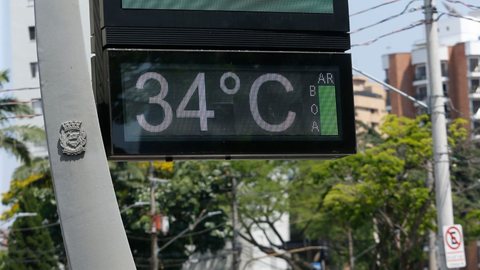 A cidade enfrenta a sétima onda de calor do ano, levando a Defesa Civil a emitir alerta sobre altas temperaturas e baixa umidade - Imagem: Reprodução / Paulo Pinto / Agência Brasil