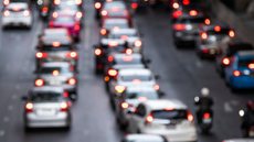Mudanças no clima e aumento do fluxo de veículos contribuíram para o caos no trânsito da cidade - Imagem: Freepik
