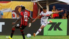 Lateral recebe cartão vermelho após chute na cabeça de Matheuzinho. - Imagem: Reprodução/São Paulo FC.