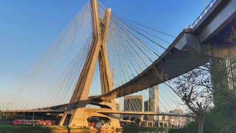 Ponte Estaiada, próximo à Marginal Pinheiros, na zona sul de São Paulo - Imagem: Freepik