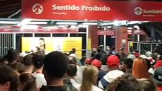 Torcedores do São Paulo e do Vasco brigam em estação de Pinheiros, da linha amarela. - Imagem: reprodução/TV Globo