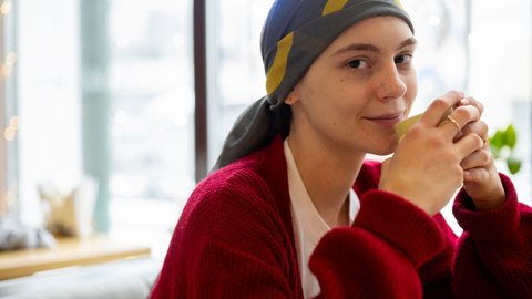Desafios para entender por que jovens envelhecem mais rápido incluem obesidade precoce e sedentarismo, fatores que aumentam o risco de câncer - Imagem: Reprodução/Magnific