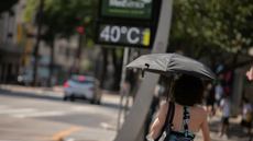 Altas temperaturas exigem cuidado com insolação e desidratação - Imagem: Reprodução