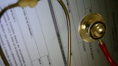 A chamada 'máfia das liminares' transforma a urgência médica em um mercado bilionário, por meio de decisões judiciais rápidas e sem critério técnico, cujo custo recai sobre os consumidores - Imagem: Reprodução / Marcelo Casal Jr / Agência Brasil