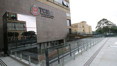 Auditores do TCE-SP realizam fiscalização surpresa em escolas e almoxarifados para verificar a entrega de uniformes e materiais aos alunos. - Imagem: Divulgação / TCE-SP