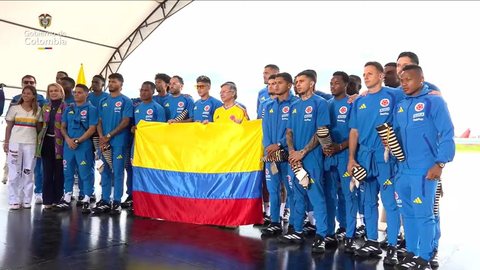 Jogadores colombianos se encontram com o presidente Gustavo Petro - Imagem: Reprodução/Live/infopresidencia