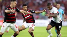 Com uma vitória, o Flamengo pode alcançar 67 pontos e ultrapassar o Palmeiras - Imagem: Reprodução / Jorge Rodrigues / AGIF