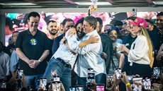 Ricardo Nunes (MDB) celebra a vitória no 2º turno para a prefeitura de São Paulo enquanto abraça o governador do estado, Tarcísio de Freitas (Republicanos) - Imagem: Reprodução / g1 / Fábio Tito