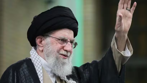 O aiatolá Ali Khamenei, morto nos ataques coordenados por Israel e Estados Unidos - Imagem: Reprodução | AP Press