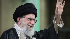 O aiatolá Ali Khamenei, morto nos ataques coordenados por Israel e Estados Unidos - Imagem: Reprodução | AP Press