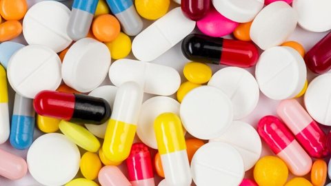 Senado aprova projeto de lei que isenta imposto de importação sobre medicamentos - Imagem: Reprodução / Freepik
