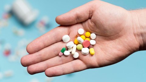 Conselho Federal de Farmácia defende que farmacêuticos têm direito à prescrição desde 2014 - Imagem: Reprodução / Freepik