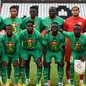 Jogadores da seleção do Senegal passam por revista de segurança ainda na pista do aeroporto durante chegada aos Estados Unidos para a Copa do Mundo de 2026. - Imagem: Reprodução