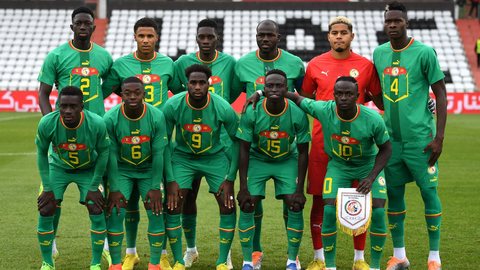 Jogadores da seleção do Senegal passam por revista de segurança ainda na pista do aeroporto durante chegada aos Estados Unidos para a Copa do Mundo de 2026. - Imagem: Reprodução