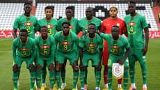 Jogadores da seleção do Senegal passam por revista de segurança ainda na pista do aeroporto durante chegada aos Estados Unidos para a Copa do Mundo de 2026. - Imagem: Reprodução