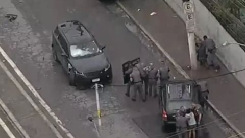 Sequestrador mantém dois reféns em carro luxo por 2h em São Paulo - Imagem: reprodução