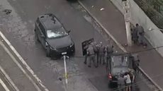 Sequestrador mantém dois reféns em carro luxo por 2h em São Paulo - Imagem: reprodução