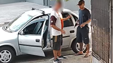 Câmeras de segurança registraram o idoso sendo abordado pelo criminoso - Imagem: Reprodução