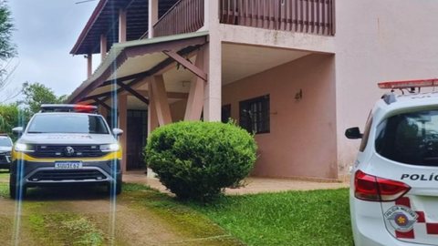 Durante a operação, a polícia apreendeu armas e algemas, e o ex-militar foi encontrado monitorando o cativeiro. - Imagem: Divulgação