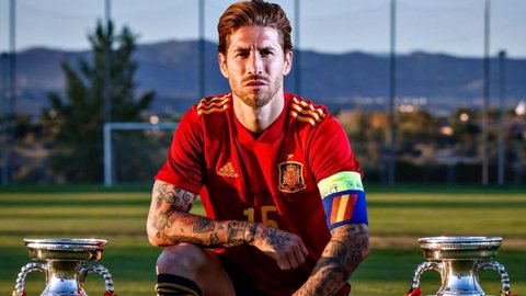 Na publicação, Ramos colocou diversas fotos suas com a camisa da seleção espanhola e preparou um longo texto de despedida - Imagem: reprodução/Twitter @B24PT