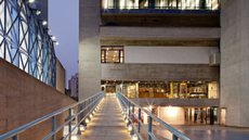 O evento PisCine oferece sessões de cinema dentro e fora da piscina, com ingressos gratuitos e programação variada - Imagem: Divulgação / SESC Vila Mariana
