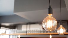 O sistema de bandeiras tarifárias foi criado para repassar ao consumidor os custos variáveis da geração de energia - Imagem: Freepik
