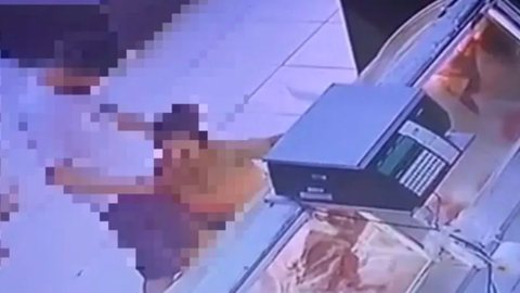 VÍDEO: casal é flagrado fazendo sexo oral em supermercado - Imagem: reprodução redes sociais