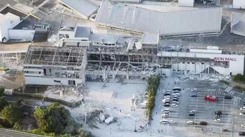 Equipes de resgate atuam após o terremoto de magnitude 7,1 que atingiu a região de Kumamoto, no Japão, provocando desabamentos e deixando mortos, feridos e milhares de desalojados. - Imagem: Reprodução / Kyodo via Reuters