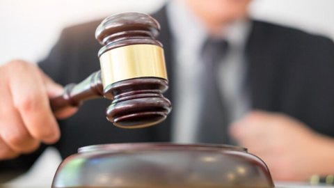 Siderúrgica é condenada a pagar R$ 50 mil por assédio moral a trabalhador com deficiência - Imagem: Reprodução / Freepik