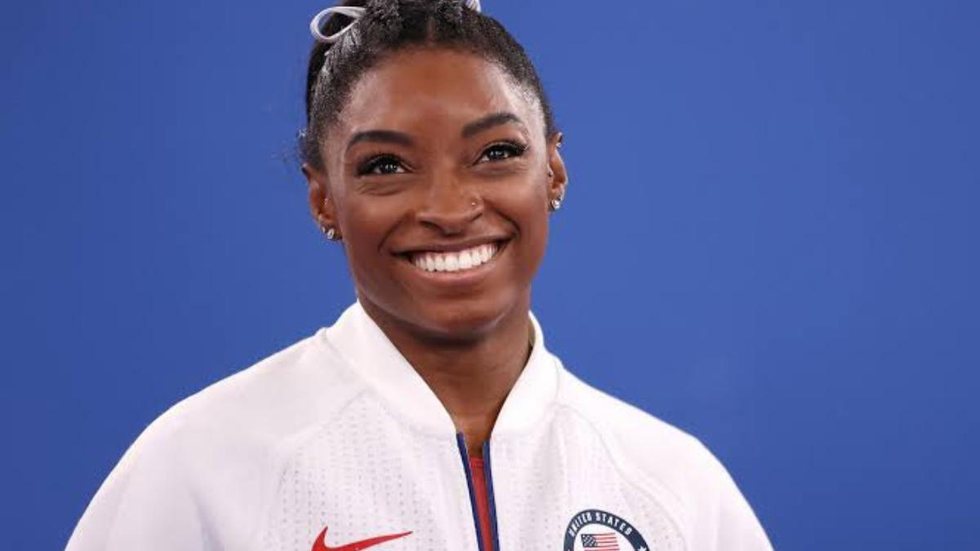 Mãe de Simone Biles, que a abandonou na infância, tenta reconciliação - Imagem: Reprodução/Twitter