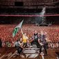 Simple Plan homenageia banda Mamonas Assassinas durante show em São Paulo - Imagem: reprodução Twitter I @namelesselle
