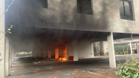 Dois carros com um botijão de gás foram incendiados - Imagem: Reprodução / X / @latrincheracl