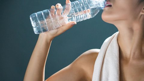 Sinais de desidratação: saiba se você está bebendo água suficiente - Imagem: Reprodução/Freepik