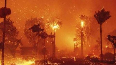 Sobe para 16 o número de mortos em incêndios em Los Angeles - Imagem: Reprodução / X / @mustafa_guldag
