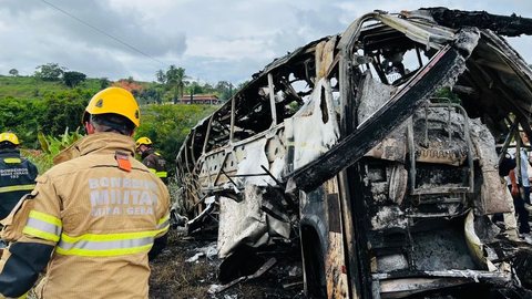 Sobe para 41 o número de mortos de acidente em Teófilo Otoni - Imagem: Reprodução / CBMMG