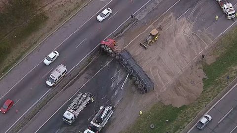Acidente entre duas carretas interdita o Rodoanel Mário Covas na manhã desta quinta-feira (18) - Imagem: Reprodução / TV Globo