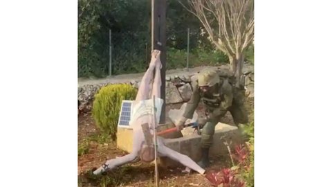 IMAGENS FORTES: soldado israelense destrói estátua de Jesus a marretadas - Imagem: Reprodução/Instagram