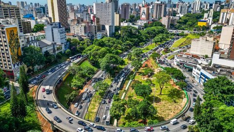 Descubra como a Prefeitura de São Paulo promove a coleta e reciclagem de lixo, garantindo um futuro mais sustentável para a cidade. - Imagem: Divulgação / Edson Lopes Jr / SECOM - SP
