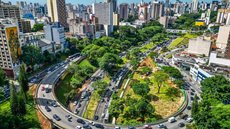 Descubra como a Prefeitura de São Paulo promove a coleta e reciclagem de lixo, garantindo um futuro mais sustentável para a cidade. - Imagem: Divulgação / Edson Lopes Jr / SECOM - SP