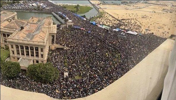 Multidão invade pallácio do presidente da Sri Lanca - Foto: REUTERS