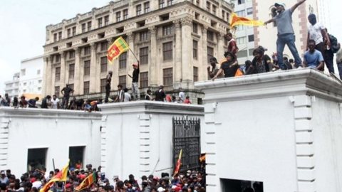 Manifestantes que exigem a renúncia do presidente do Sri Lanka, Gotabaya Rajapaksa, se reúnem dentro do complexo do Palácio Presidencial do Sri Lanka em Colombo em 9 de julho de 2022. para exigir sua demissão invadiu o complexo - Imagem: Freepik