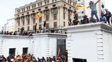 Manifestantes que exigem a renúncia do presidente do Sri Lanka, Gotabaya Rajapaksa, se reúnem dentro do complexo do Palácio Presidencial do Sri Lanka em Colombo em 9 de julho de 2022. para exigir sua demissão invadiu o complexo - Imagem: Freepik