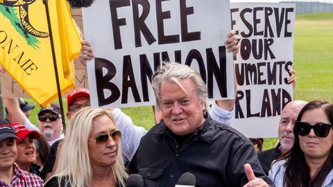 Steve Bannon, ex-assessor de Trump, deixa a prisão após cumprir pena - Imagem: Reprodução / X / @TulsiGabbardrep