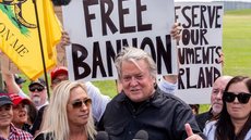 Steve Bannon, ex-assessor de Trump, deixa a prisão após cumprir pena - Imagem: Reprodução / X / @TulsiGabbardrep