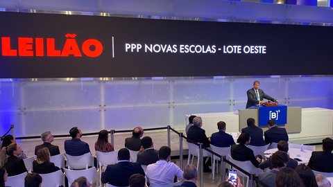 Tarcísio de Freitas durante o leilão da PPP das Novas Escolas em São Paulo - Imagem: Reprodução / Agência Brasil / Paulo Pinto
